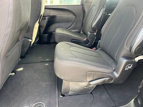 Used 2024 Chrysler Pacifica Touring image 22