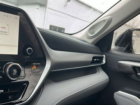 Used 2024 Toyota Highlander Platinum image 15