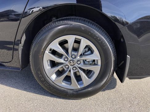 Certified 2025 Toyota Sienna XLE image 19