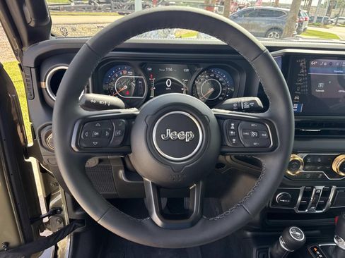 Used 2025 Jeep Gladiator Sport AWD/4WD image 23