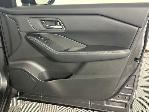 Used 2025 Nissan Rogue SV FWD image 17
