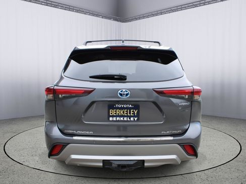 Used 2024 Toyota Highlander Platinum AWD/4WD image 7