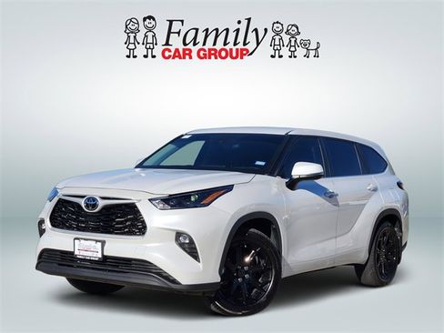 Used 2024 Toyota Highlander LE image 1