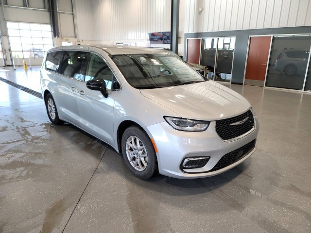 Used 2024 Chrysler Pacifica Touring-L FWD image 1