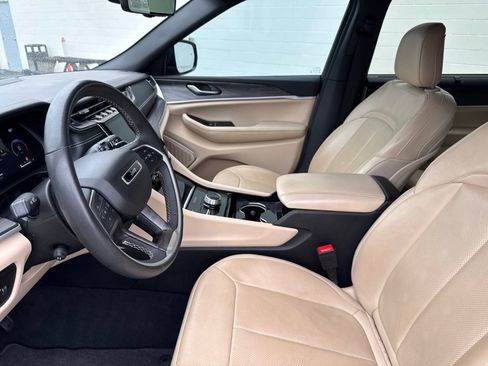 Used 2023 Jeep Grand Cherokee L Limited w/ Luxury Tech Group II AWD/4WD image 22