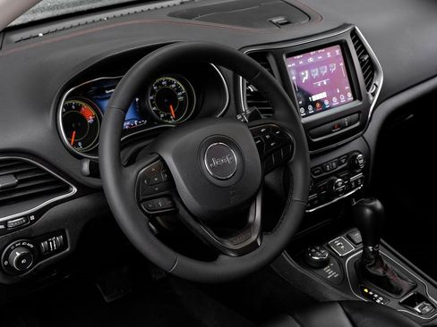 Used 2022 Jeep Cherokee Trailhawk image 4