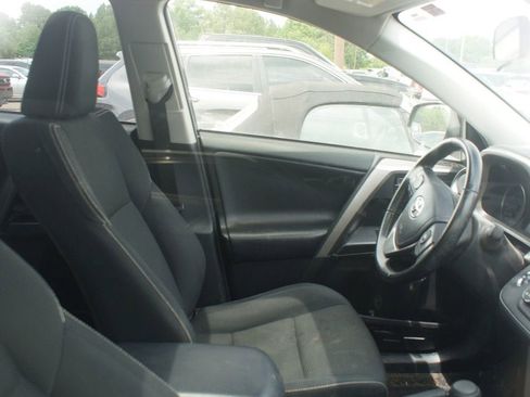 Used 2018 Toyota RAV4 XLE AWD/4WD image 2