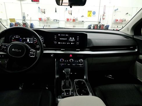 Used 2024 Kia Carnival LX image 21