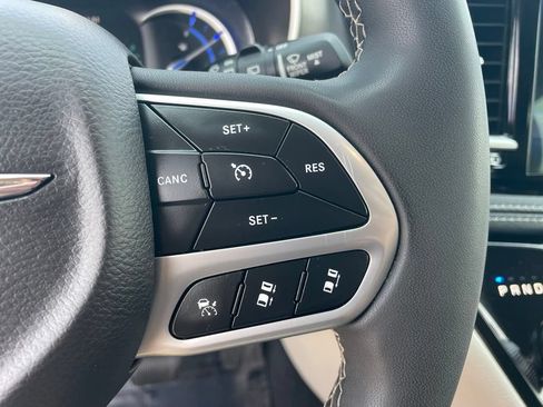 Used 2023 Chrysler Pacifica Touring-L FWD image 32