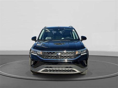 Certified 2023 Volkswagen Taos SE w/ Panoramic Sunroof Package image 2