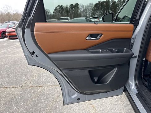 Used 2024 Nissan Pathfinder Platinum image 30