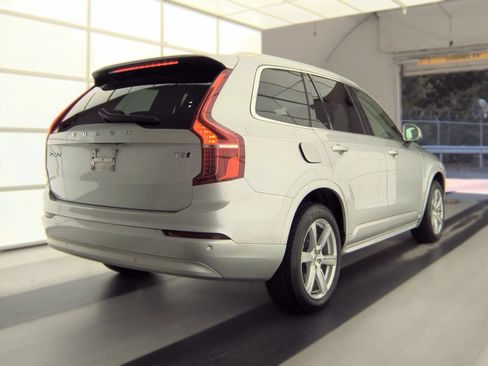 Used 2022 Volvo XC90 T5 Momentum AWD/4WD image 2