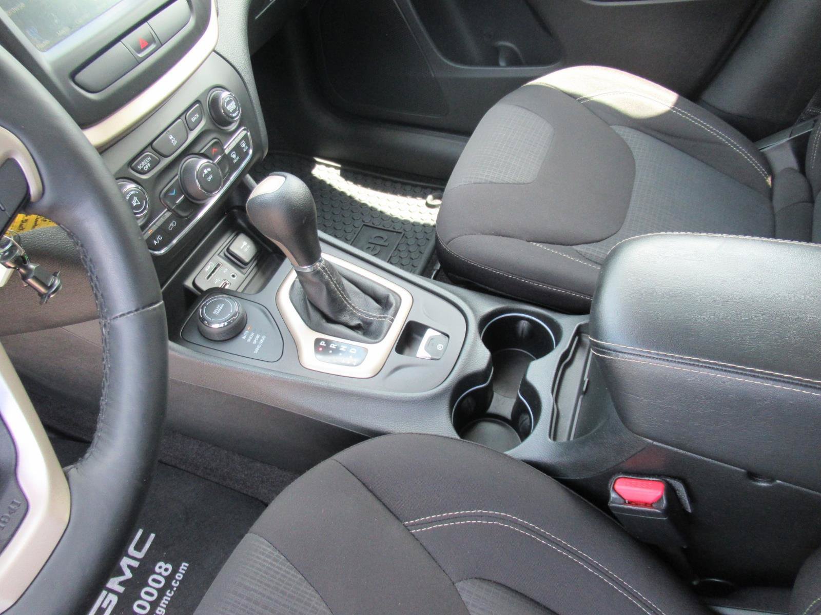 Used 2015 Jeep Cherokee Latitude w/ Cold Weather Group AWD/4WD image 16