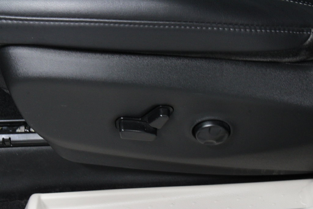 Used 2024 Chrysler Pacifica Touring-L FWD image 25
