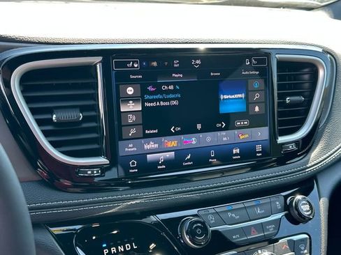 New 2027 Chrysler Pacifica Select AWD/4WD image 20