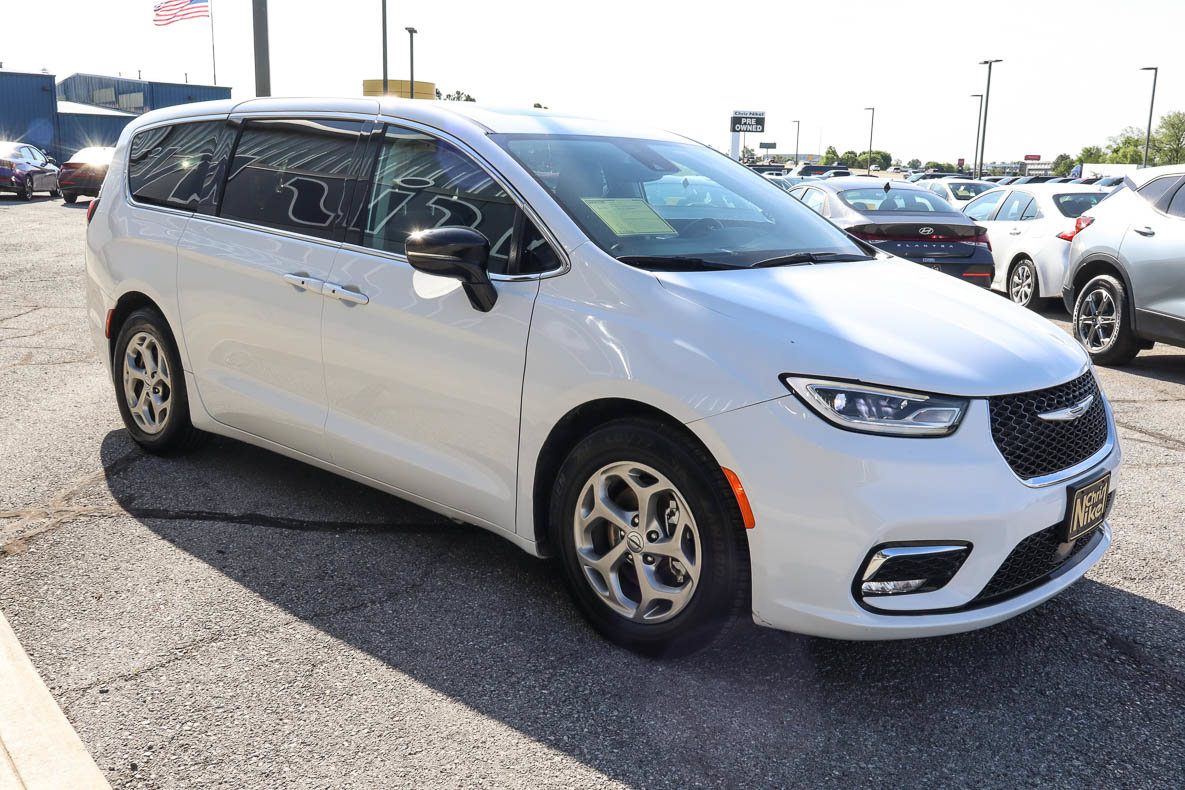 Used 2024 Chrysler Pacifica Limited FWD image 3