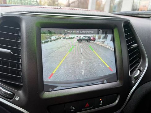 Used 2021 Jeep Cherokee Trailhawk AWD/4WD image 19