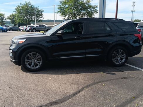 Used 2023 Ford Explorer XLT w/ Equipment Group 202A AWD/4WD image 10