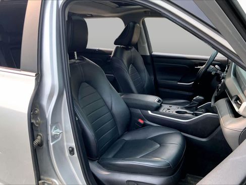 Used 2023 Toyota Highlander XLE AWD/4WD image 9