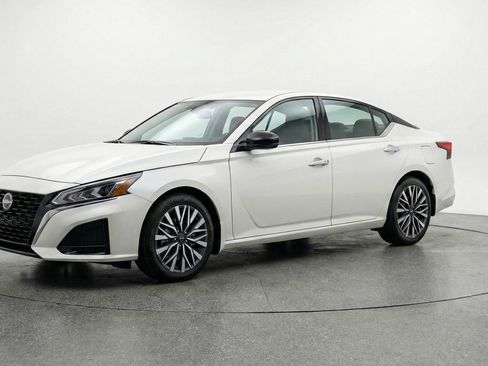 Used 2025 Nissan Altima 2.5 SV FWD image 3
