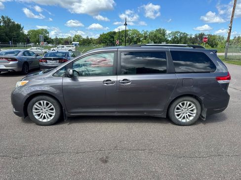 Used 2011 Toyota Sienna XLE FWD image 8