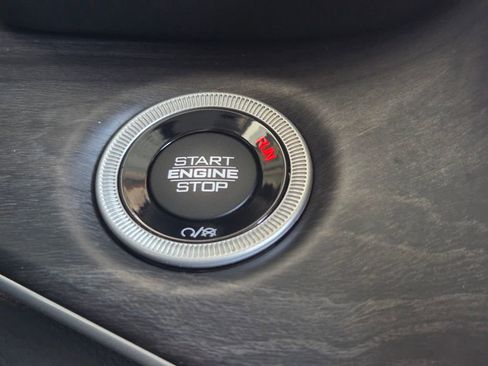 Used 2023 Jeep Grand Cherokee L Limited AWD/4WD image 9