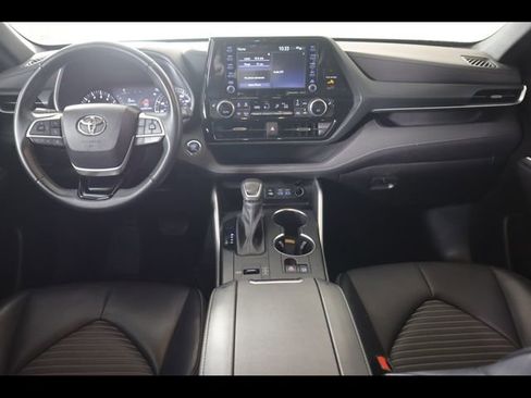 Used 2022 Toyota Highlander XSE FWD image 14
