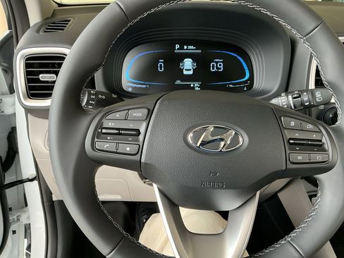 Used 2026 Hyundai Venue SEL FWD image 9