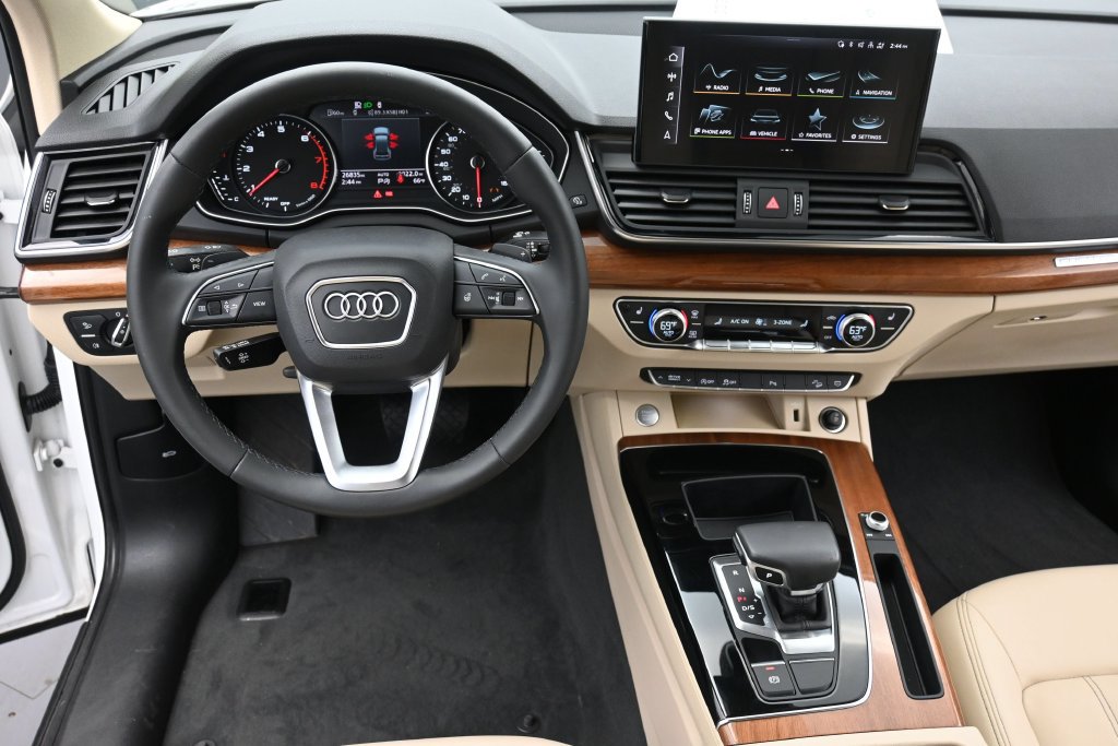 Used 2021 Audi Q5 2.0T Premium w/ Convenience Package AWD/4WD image 16