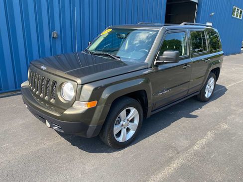 Used 2016 Jeep Patriot Latitude FWD image 2
