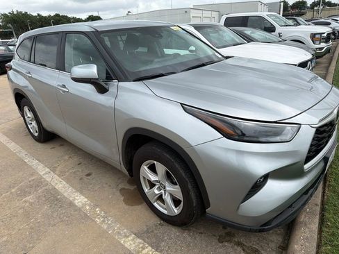 Used 2025 Toyota Highlander LE FWD image 6