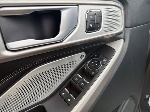 Used 2023 Ford Explorer Limited w/ Limited Technology Package image 15