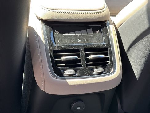 New 2026 Volvo XC90 T8 Ultra w/ Protection Package Premier AWD/4WD image 17