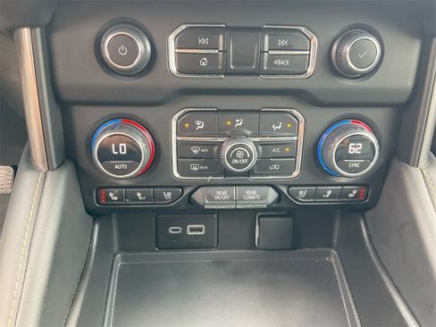 Used 2023 Chevrolet Suburban Premier image 25