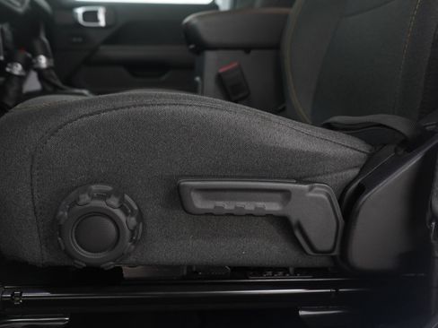 Used 2025 Jeep Wrangler Sahara image 22