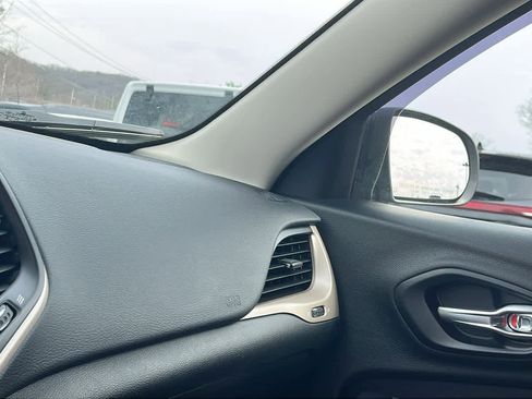 Used 2017 Jeep Cherokee Latitude w/ Cold Weather Group image 19