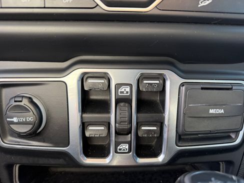 Used 2018 Jeep Wrangler Unlimited Sahara w/ Uconnect 4C Nav & Sound Group AWD/4WD image 31