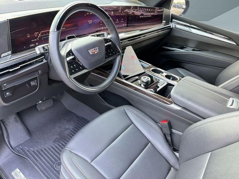 Certified 2025 Cadillac Escalade ESV Luxury RWD image 4