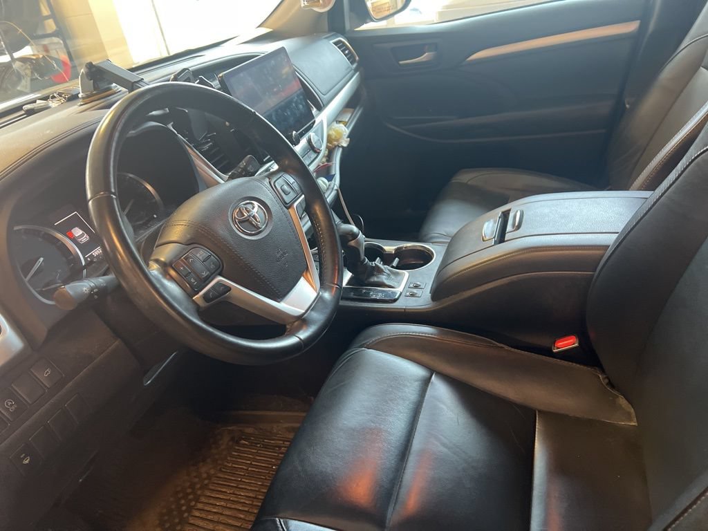 Certified 2018 Toyota Highlander XLE AWD/4WD image 2