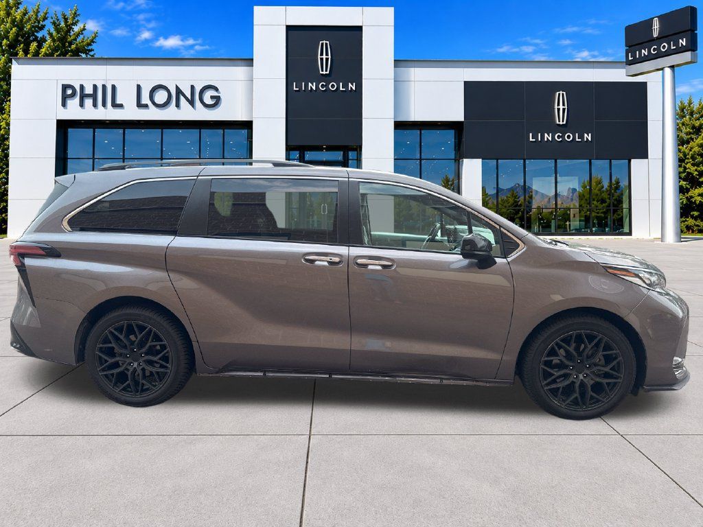 Used 2022 Toyota Sienna XSE w/ XSE Plus Package FWD image 10