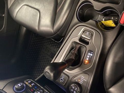 Used 2019 Jeep Cherokee Trailhawk w/ Comfort & Convenience Group image 17