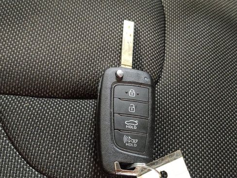 Used 2025 Hyundai Elantra SE FWD image 32