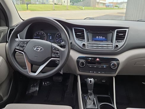 Used 2017 Hyundai Tucson SE AWD/4WD image 3