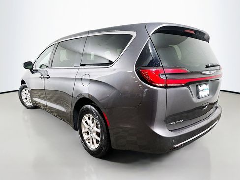Used 2023 Chrysler Pacifica Touring-L image 5
