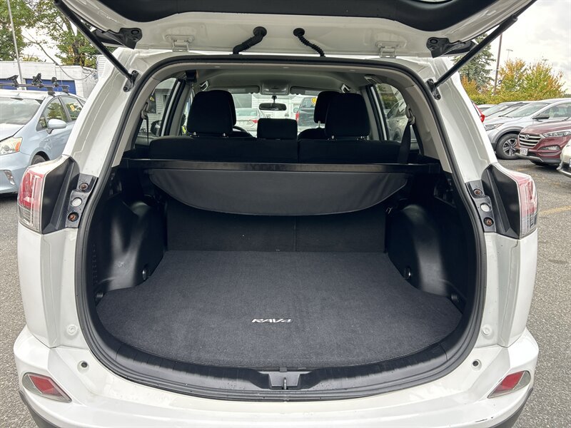 Used 2016 Toyota RAV4 LE AWD/4WD image 10