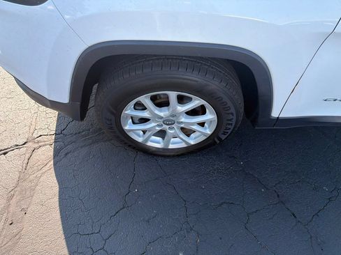 Used 2016 Jeep Cherokee Latitude w/ Cold Weather Group AWD/4WD image 9