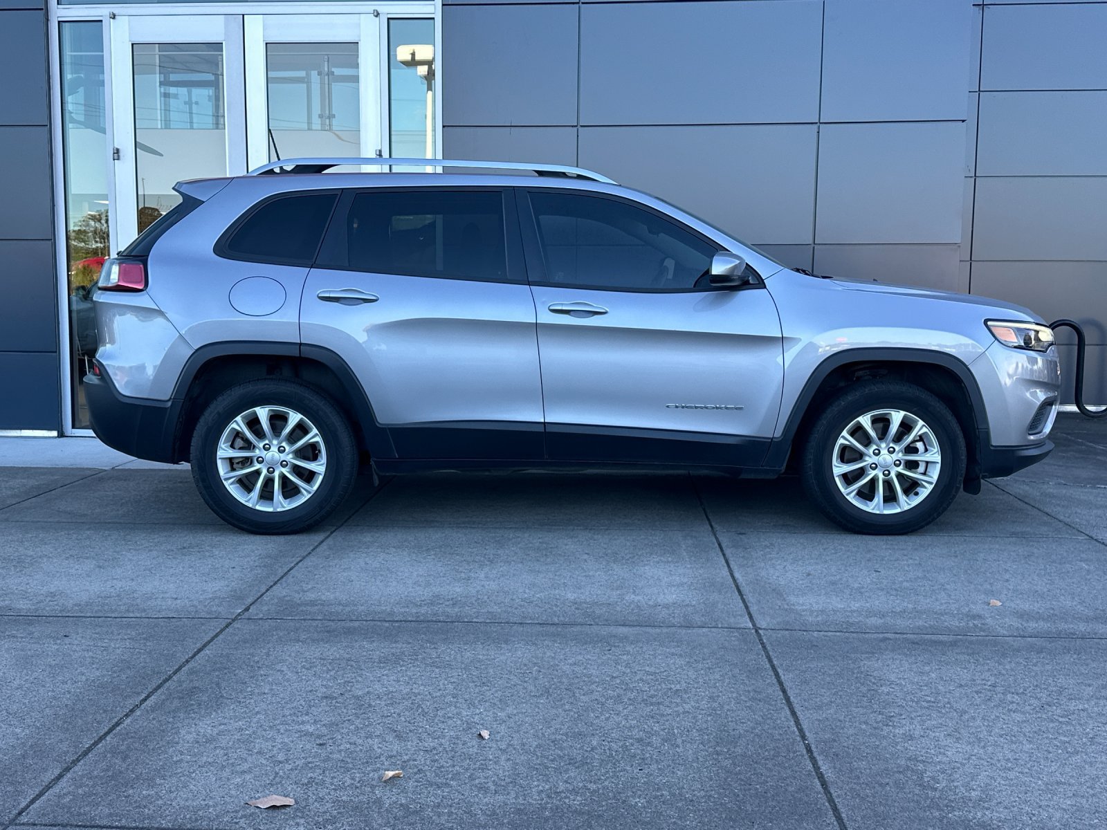 Used 2021 Jeep Cherokee Latitude AWD/4WD image 3