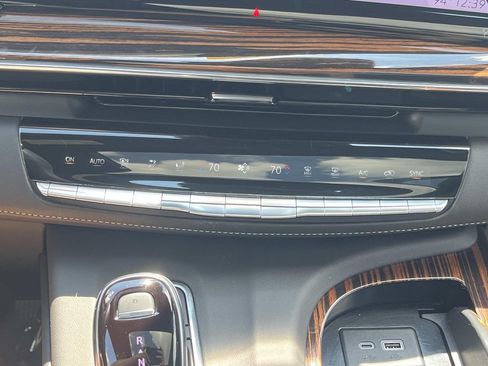 Certified 2024 Cadillac Escalade ESV Premium Luxury AWD/4WD image 38