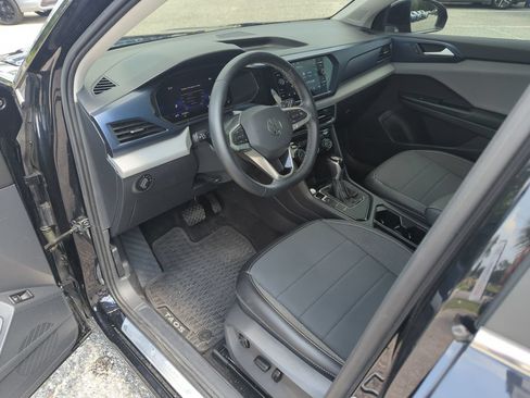 Used 2023 Volkswagen Taos SE w/ Panoramic Sunroof Package FWD image 11