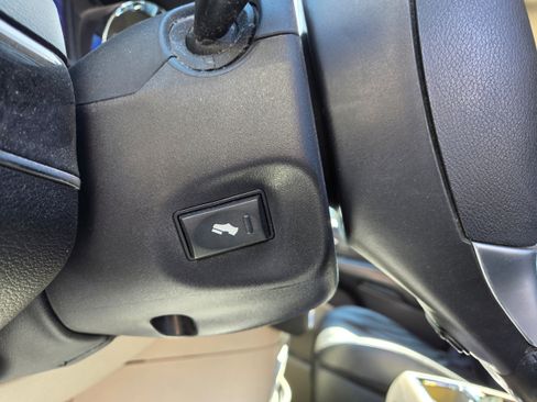Used 2011 Chrysler Town & Country Touring-L w/ Driver Convenience Group FWD image 10